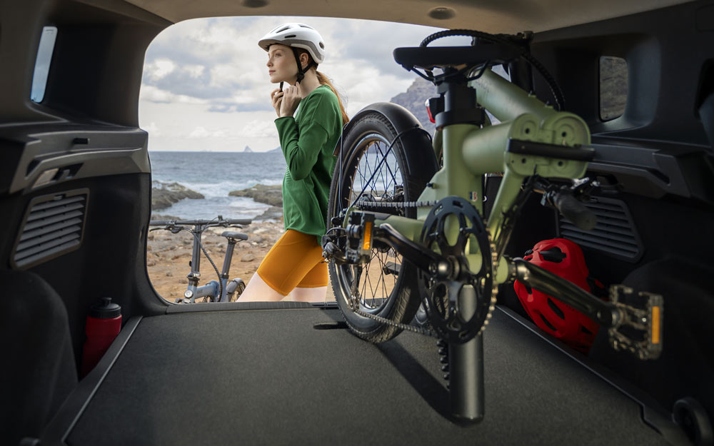Bagagliaio di Citroen C3 Aircross con Bicicletta Pieghevole all Interno Bagagliaio di Citroen C3 Aircross con Bicicletta Pieghevole all Interno